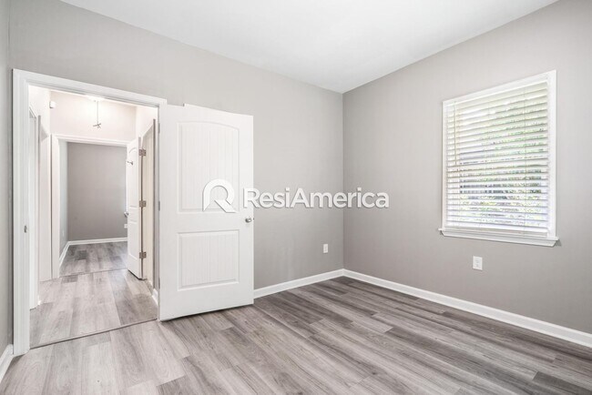 Building Photo - Beautiful Midtown Bungalow- Fully Updated!