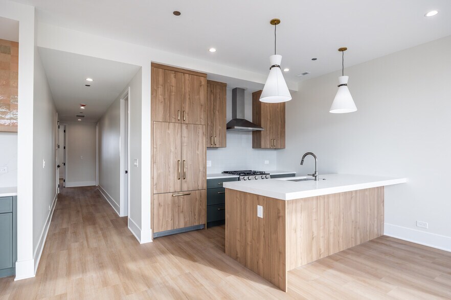 Building Photo - 1610 W Grand Ave