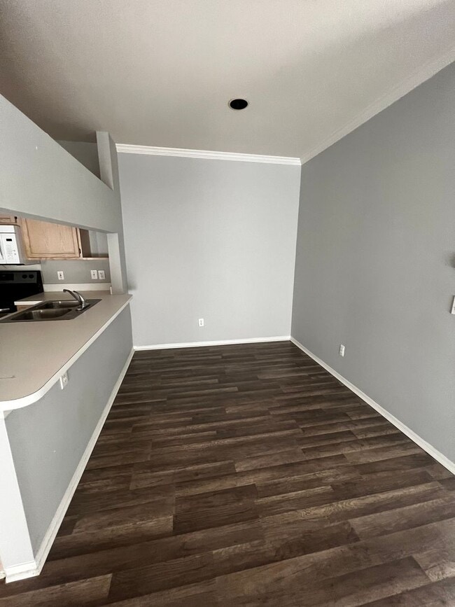 Building Photo - 2 Bed, 2 bath condo located  in a gated co...