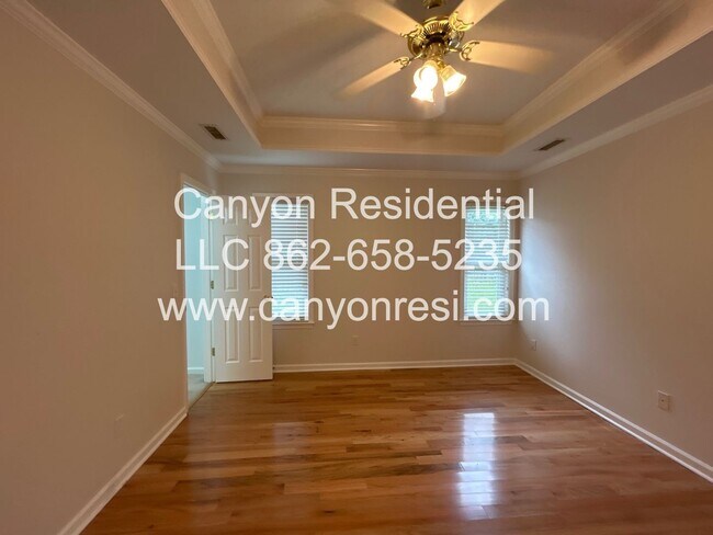 Building Photo - Beautiful 3 BR/3Bath in well sought after neighborhood !