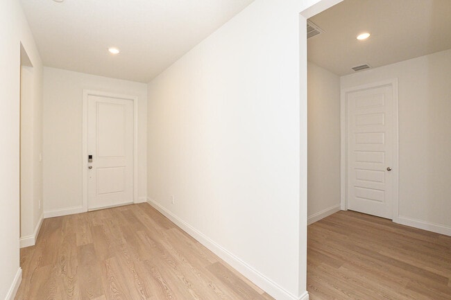 Building Photo - 9062 Dahlia Cir