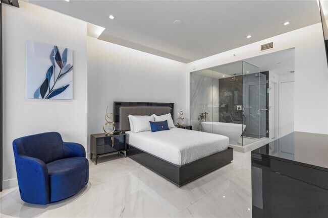 Building Photo - 700 NE 24th St