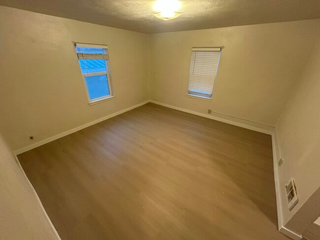 Building Photo - 400 W 13th St