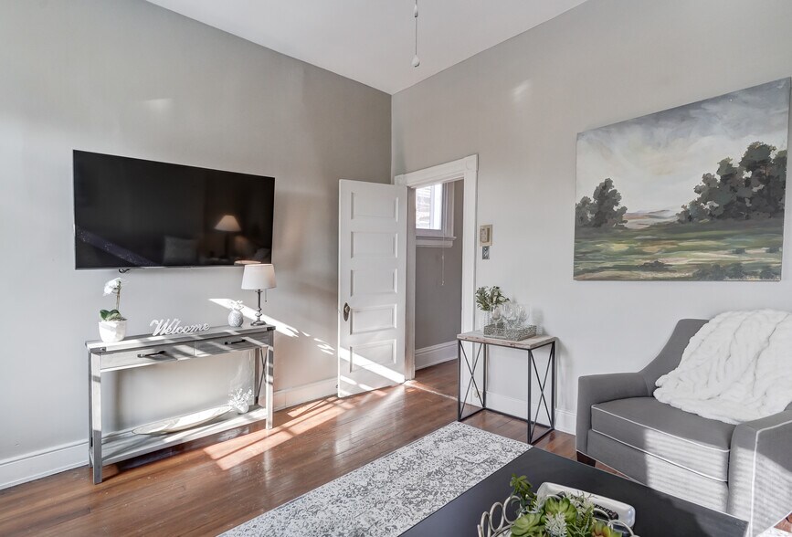 Den - 1913 Hanover Ave