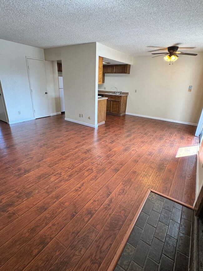 Building Photo - 1 Bed/1 Bath in Gated Community Condo