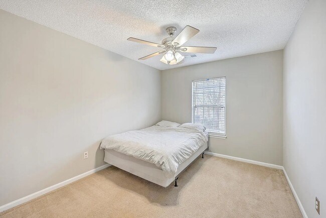 Building Photo - Spacious Living in Goose Creek