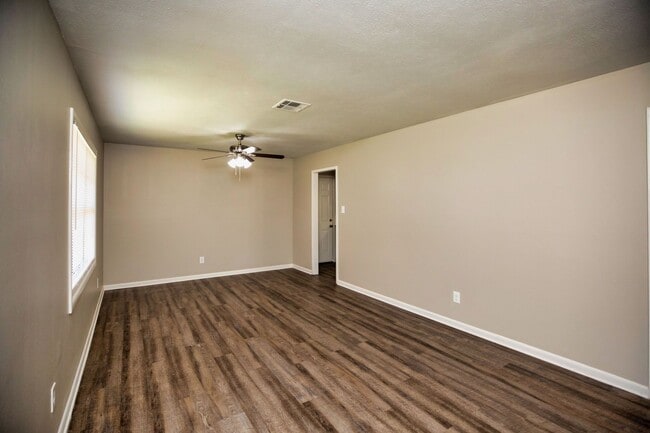 Building Photo - ** 4 Bed 2 Bath Located in Prattville ** C...