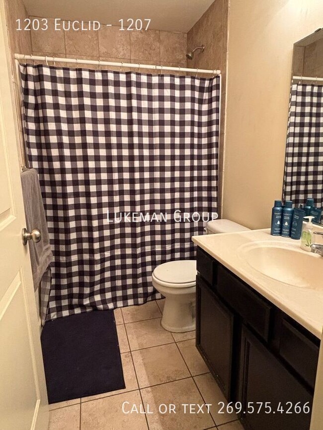 Primary Photo - 6 Bedroom/3.5 Bathroom Near WMU