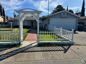 Building Photo - Adorable Home with Fantastic Curb Appeal