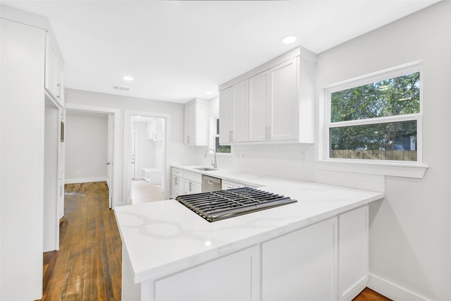 Building Photo - 312 Maple Ave