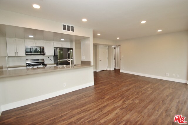 Building Photo - 16550 Vanowen St