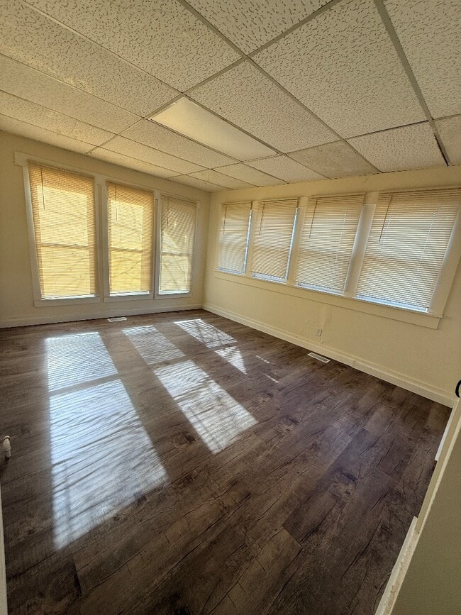 Building Photo - 818 W 4th St