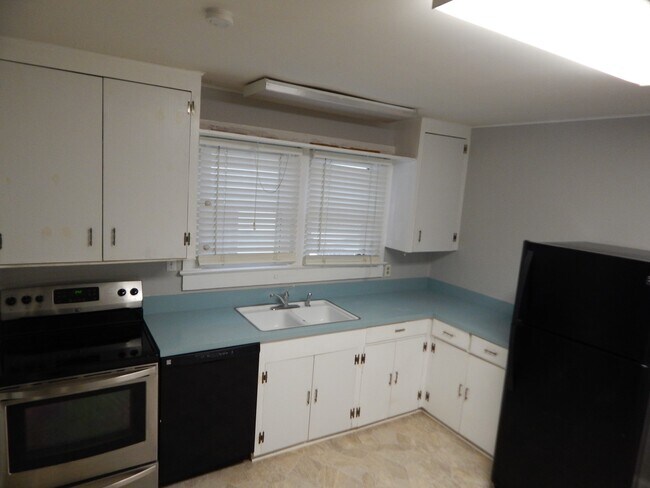 Building Photo - Lower Level, 1 Bedroom Apartment Near Johnnie Mercer's Pier, Includes Utilities and Off Street Pa...