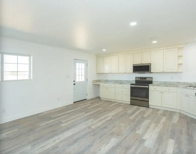 Building Photo - 4 br, 3 bath House - 1001 W Pine Lodge