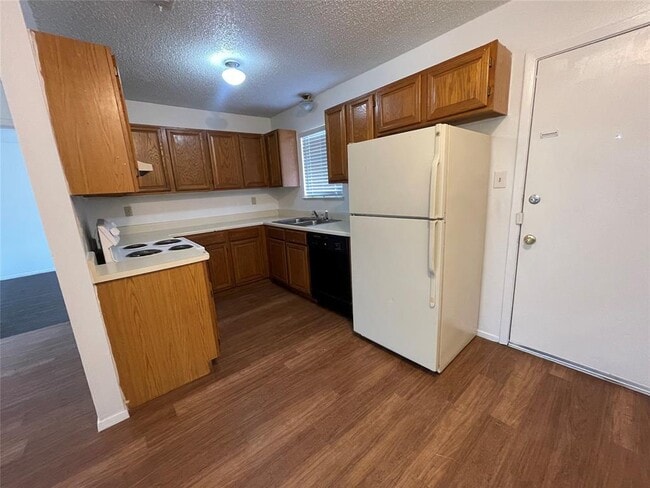 Building Photo - 1925 Castle Gate Cir