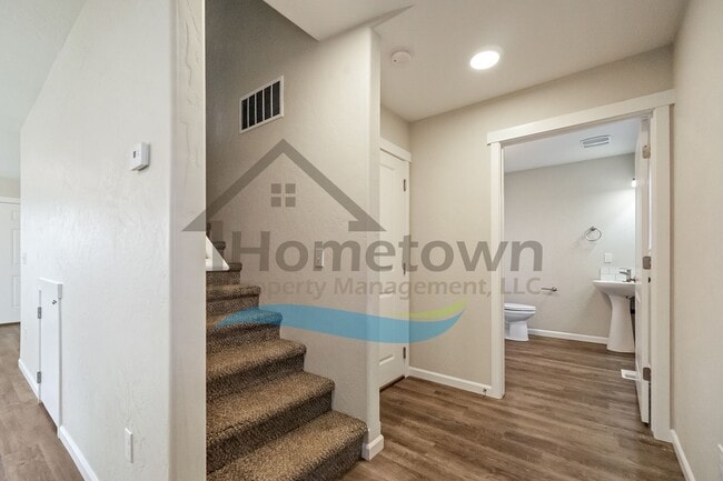 Building Photo - 2 Bedroom 2 Bath Home with Attached Garage...