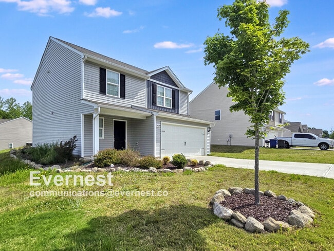 Building Photo - Spacious 3 Bed, 2.5 Bath Home with Attached Garage / Pet-Friendly / Vouchers Accepted / Available...