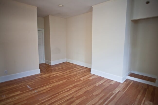 Building Photo - Adorable studio apartment, walk to UNC and downtown! Utilities included!