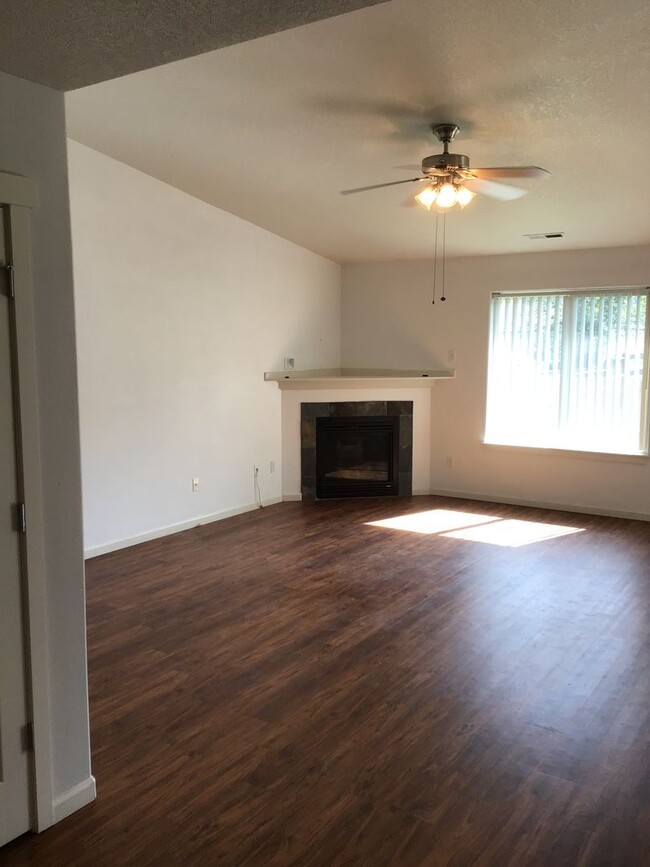 Building Photo - 3 Bedroom House with Large Fenced Yard in ...