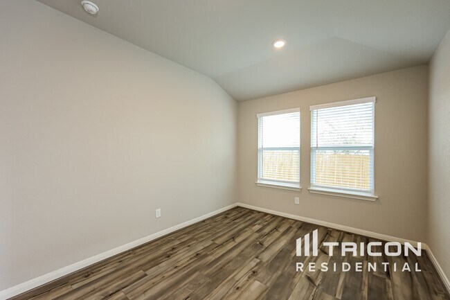 Building Photo - 13626 Paxton Blvd