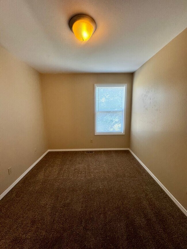 Building Photo - Charming 4 Bedroom close to Patty Jewett Golf Course