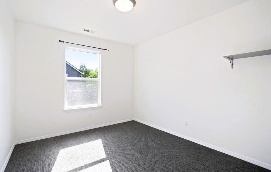 Building Photo - 16125 NW Fescue Ct