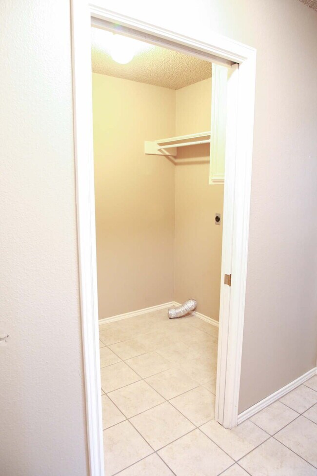 Building Photo - Beautifully Maintained 3/2/2 in Preston Smith