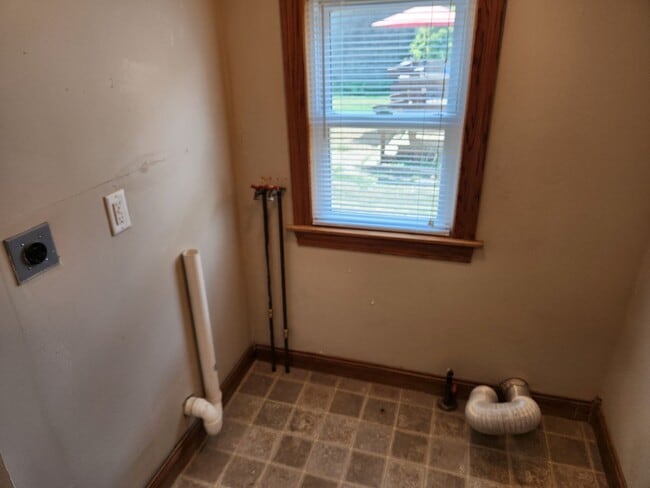 Building Photo - Single Family 3 bedroom 1.5 bath in Moline