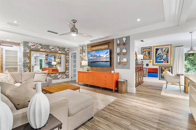 Building Photo - 700 Vilabella Ave
