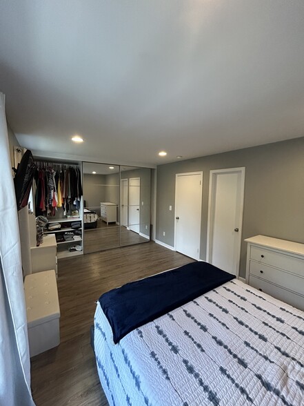 Building Photo - 448 Saint Giles Ct