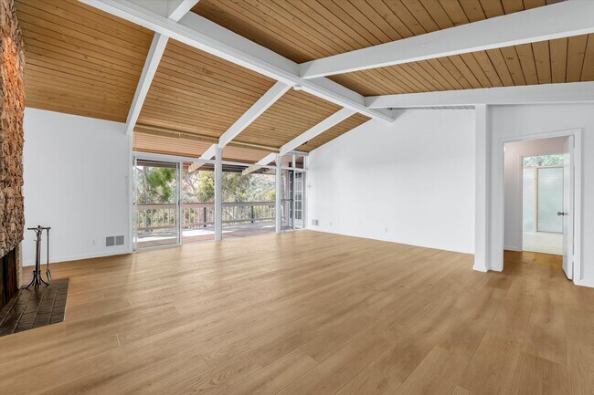 Building Photo - 3623 Serra Rd