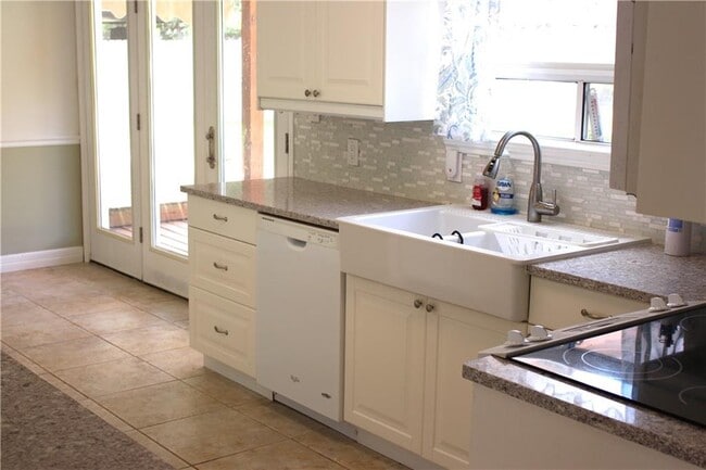 Building Photo - 200 N Kings Canyon Dr