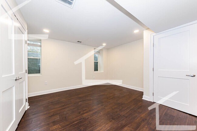 Building Photo - Charming 3 Bedroom-No Broker Fee