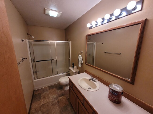 Building Photo - Wonderful Unfurnished 3 Bed 3 Bath Home ou...