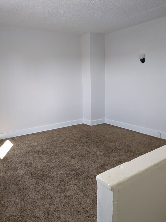 Building Photo - Recently renovated 4/5 Bedroom house