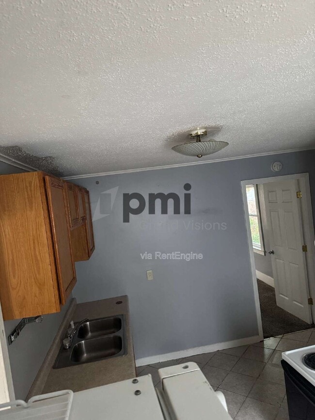 Building Photo - 1704 N Gulick Ave