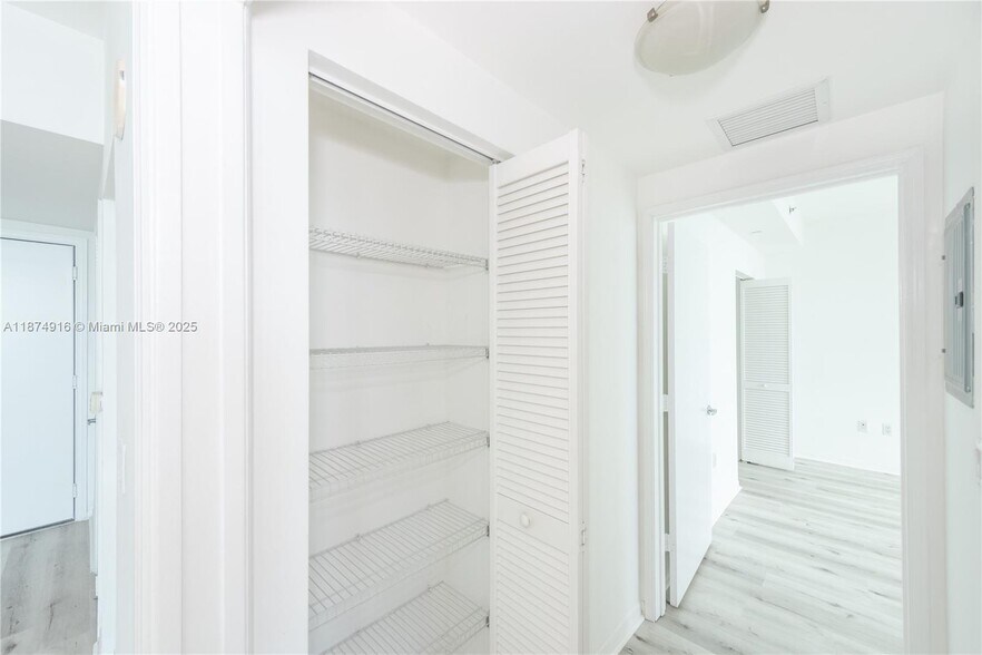 Building Photo - 951 Brickell Ave