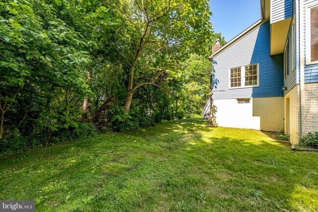 Building Photo - 210 King Johns Ct