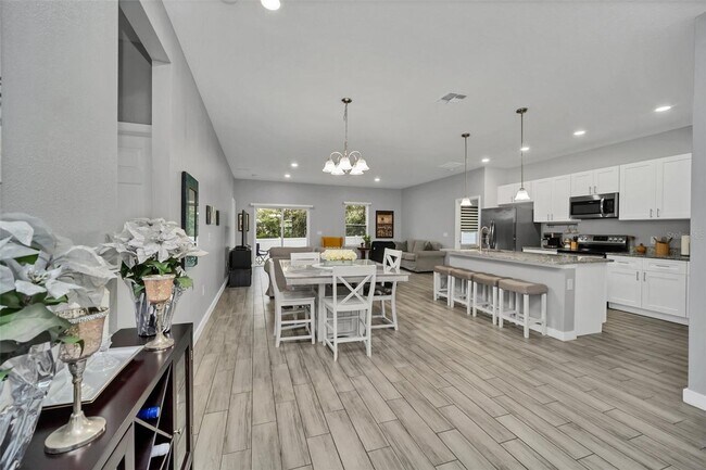 Building Photo - Poinciana Home
