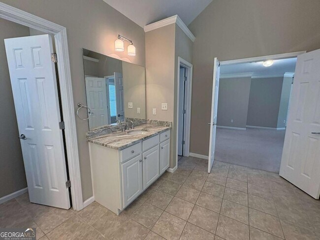 Building Photo - 1150 Lamont Cir