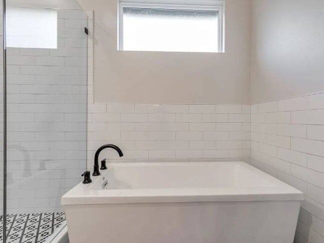 Building Photo - Model Home in East Edmond + 3 bedrooms + B...