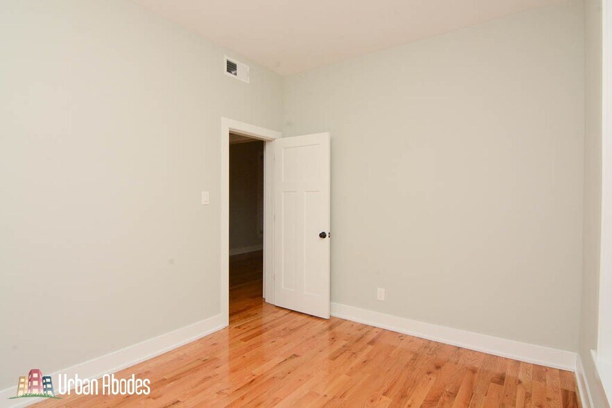 Building Photo - 636 W Oak St