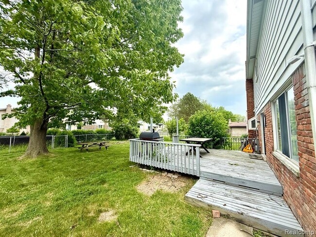Building Photo - 1625 Lakewood Dr