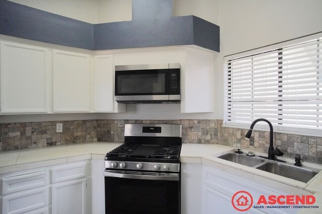 Building Photo - Charming Home in Southwest Bakersfield!