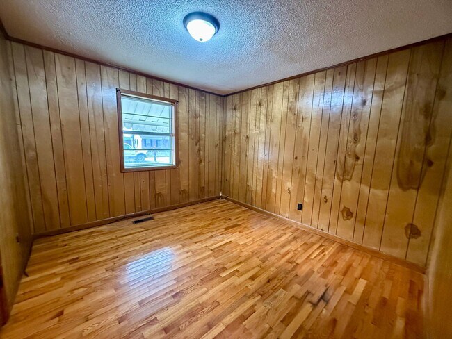 Building Photo - 4 Bedroom/1.5 Bathroom Home in Paragould AR - $1,275/month