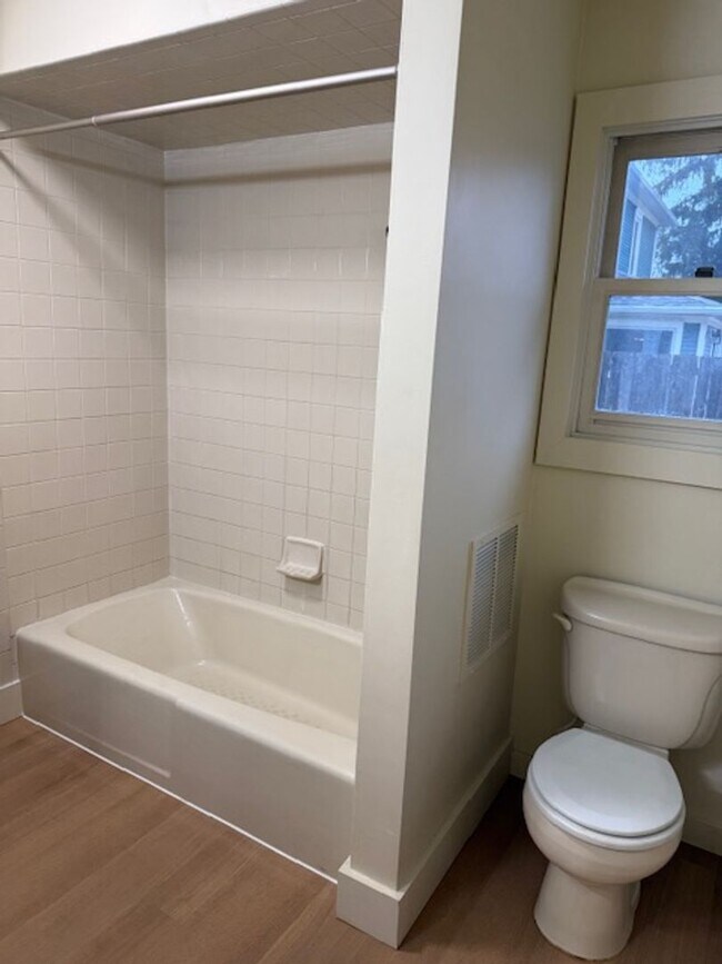 Building Photo - Renovated 3-Bedroom, 2-Bathroom Home For Rent in Historic Downtown Bristol