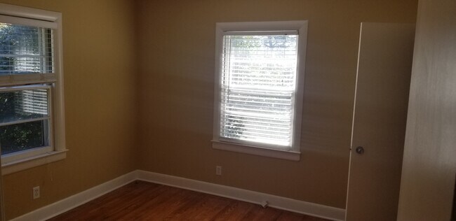 Building Photo - 211 Oak Leaf Dr