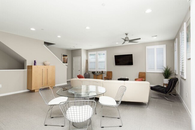 Building Photo - Fully furnished luxury townhome in Affinit...