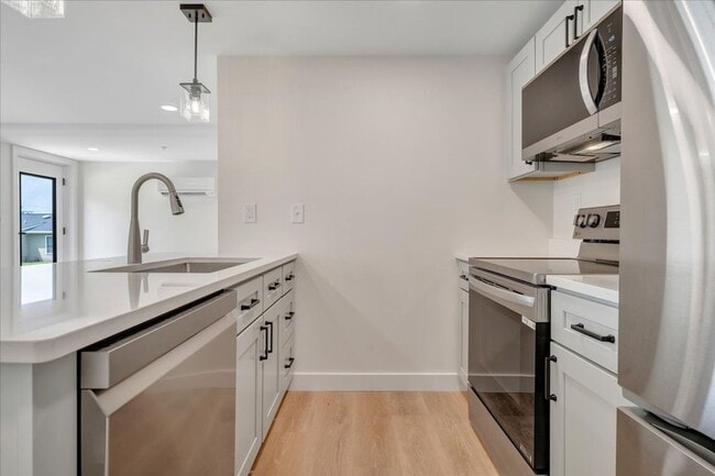 Building Photo - Newly Renovated 1BR & 2BR Apartments in Vinton - Premium Finishes!