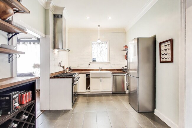 Building Photo - Beautiful Bloomingdale Row house. Utilities Included!